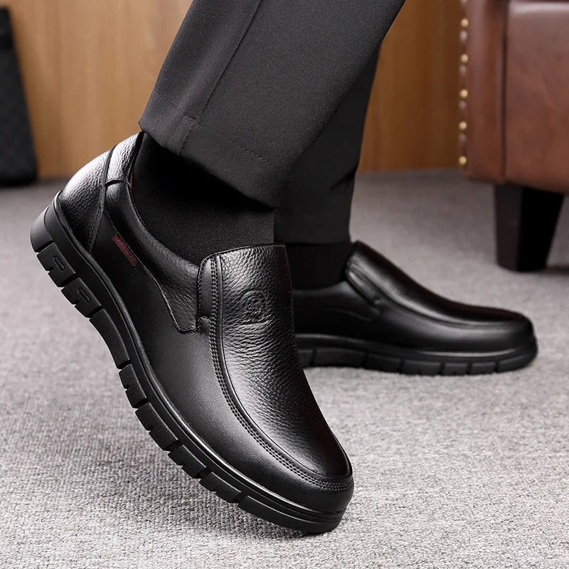 Summer New Men Leather Shoes soft soled Casual Flat Shoes Outdoor Walking shoes Comfort fashion soft leather shoes Loafers